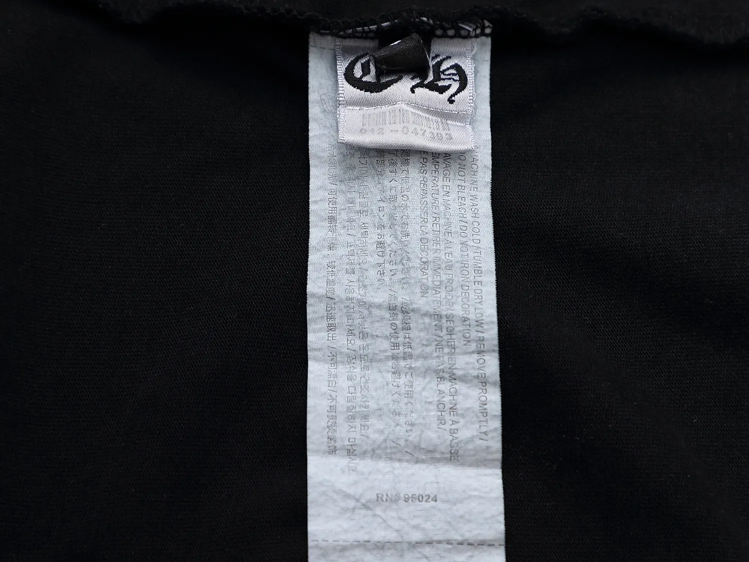 P180 280g exclusive version] Chro*e Hets Chro*e Hets 𝟐𝟎𝟐5 Spring and Summer Washed and Stir-fried Color + Hand-appliquéd Embroidery Round Neck Short Sleeves 2025SS latest short sleeves adopt the washed-fried salt process by adding pumice to the washing water, allowing the pumice to rub against the clothes to achieve different washing effects. After washing, the cloth will appear gray and old, and sometimes slightly damaged. It is particularly textured and has a solid and delicate touch. Every inch of the fabric seems to have experienced the baptism of time. It has a classic fried salt retro distressed effect, as if you can smell the aroma of the years. The crack effect is not a flaw, but the unique mark of life of each T-shirt, showing its unique beauty. Wearing it, it seems that you can instantly travel to that retro era while standing at the forefront of the trend. For fashion trendsetters, this is not only clothing, but also a canvas for self-expression and endless possibilities. For brands, such fabrics can undoubtedly add a unique color to your product line. This old-fashioned feel is especially suitable for those friends who like retro style.  The inherited hand-made appliqué embroidery is a form of high-density embroidery, which is in the same category as the appliqué embroidery in Chinese Suzhou embroidery! The embroidery method is to cut the applique cloth according to the pattern requirements and paste it on the embroidery surface. Cotton and other materials are padded between the applique cloth and the embroidery surface to make the short-sleeved pattern bulge and have a three-dimensional effect. After the applique cloth is pasted, various stitches are used to lock the edges. The patch embroidery method is mainly based on pattern blocks, and the style is unique and elegant! After that, a high-density 10,000-needle embroidery machine is used to position, fix, and cover. The appliqué embroidery uses the same color embroidery as the short sleeves. The low-key, fashionable, and luxurious visual effect is simply perfect! ‌ Washed and stir-fried with salt ➕Hand-made appliqué The creative design of dual craftsmanship makes the whole dress show exquisite craftsmanship. The front and back patterns of the clothes are all made of high-density hand-applied embroidery. The double embroidery is high-grade and exquisite, and the patterns are completely combined to echo each other. This short-sleeved short-sleeved shirt is low-key and carries a rock and punk style that is unique to Crowe. It is simply perfect! No matter from which angle you look at it, it shows a low-key and luxurious sense of fashion. It is an indispensable classic model that stands out among many spring and summer new models. It is outstanding, eye-catching and eye-catching! Avant-garde and retro, two styles are displayed on the same piece of clothing, colliding with unique creative sparks. It can be said to be avant-garde, full of personality, fashionable and versatile, and the same style for male and female couples! An excellent hit! Creative design, double embroidery, excellent craftsmanship, exquisite details and first-class feel! An excellent hit! It is made of 280 grams of double yarn and double ply dust-free imported pure cotton fabric. It has been washed and high-temperature shaped and pre-shrunk. The fabric is comfortable and breathable. It will not shrink after repeated washing. The fabric has a high-end and exquisite texture and a first-class feel! High-density embroidery has good firmness and is not easy to fall off! The detail processing is 100% perfect. It looks great no matter how you match it with various styles. High weight and high quality. Exclusive version. Non-market ordinary version. Enlarge real shot details. Instant sale of all versions. Compare at will. Quality is absolutely guaranteed. A must-have for fashionistas. Control it at will. Definitely one for everyone. A must-have for men and women couples! The most 🆕first release, the exclusive first release, the same style for men and women, classic, simple and versatile, and the quality is unquestionable!  Chrome Hearts is a famous Hollywood luxury brand founded by Richard Stark in 1988 with unique design style! The design style combines rock punk, street hip-hop and other low-key luxury styles. It adheres to pure handcrafting and exquisite design, so its value as a work of art has far exceeded the meaning of jewelry.  Color: Washed Black Size: S M L XL